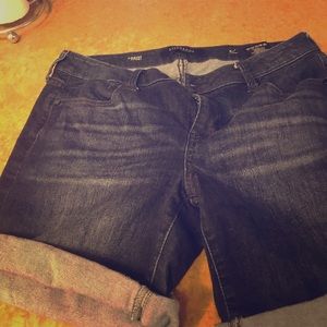 Adorable cuffed dark denim shorts size 8/29